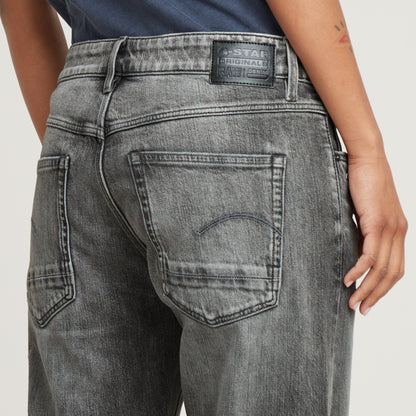 Hintere Detailansicht der G-Star Raw Kate Boyfriend Sun Faded Gunmetal Jeans mit Gesäßtaschen und Logo-Patch.