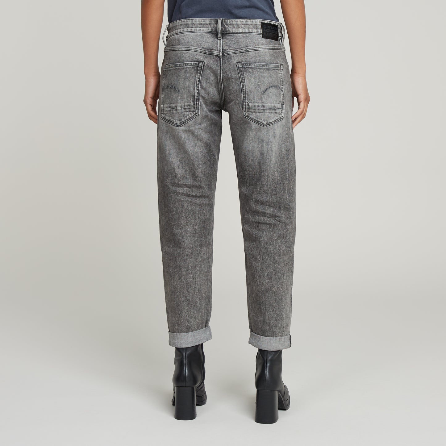 Rückansicht der G-Star Raw Kate Boyfriend Sun Faded Gunmetal Jeans mit gekrempelten Hosenbeinen und grauer Waschung.