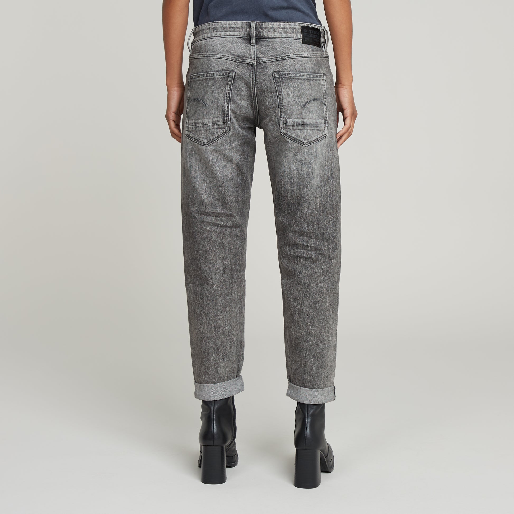 Rückansicht der G-Star Raw Kate Boyfriend Sun Faded Gunmetal Jeans mit gekrempelten Hosenbeinen und grauer Waschung.