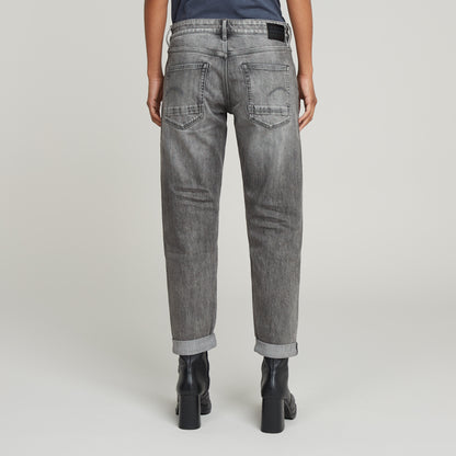 Rückansicht der G-Star Raw Kate Boyfriend Sun Faded Gunmetal Jeans mit gekrempelten Hosenbeinen und grauer Waschung.