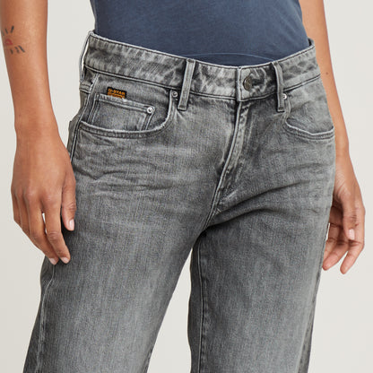 Detailansicht der G-Star Raw Kate Boyfriend Sun Faded Gunmetal Jeans von vorne mit grauer Waschung und lässigem Fit.