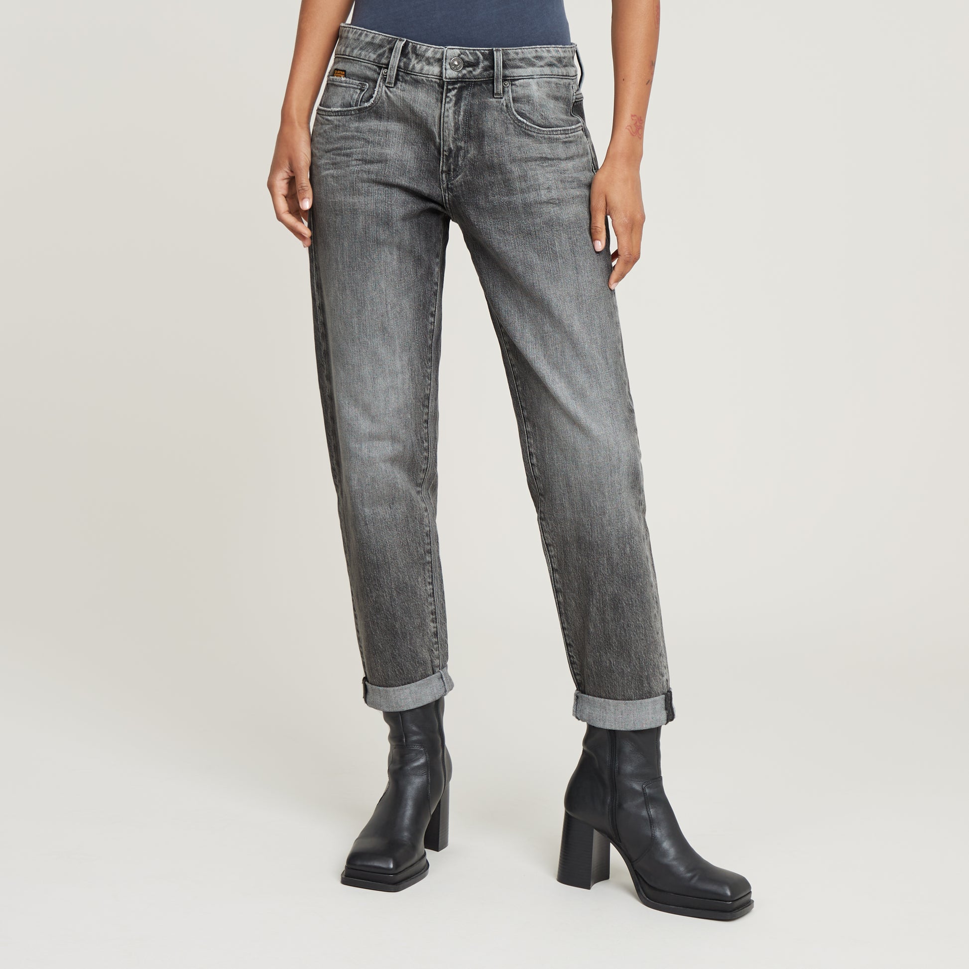 G-Star Raw Kate Boyfriend Sun Faded Gunmetal Jeans komplett von vorne, lässig gekrempelt und kombiniert mit schwarzen Boots.