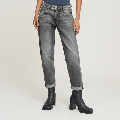 G-Star Raw Kate Boyfriend Sun Faded Gunmetal Jeans komplett von vorne, lässig gekrempelt und kombiniert mit schwarzen Boots.
