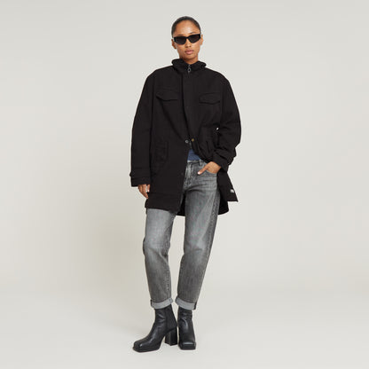 Outfit mit G-Star Raw Kate Boyfriend Sun Faded Gunmetal Jeans, schwarzer Jacke, Boots und Sonnenbrille im lässigen Streetstyle.