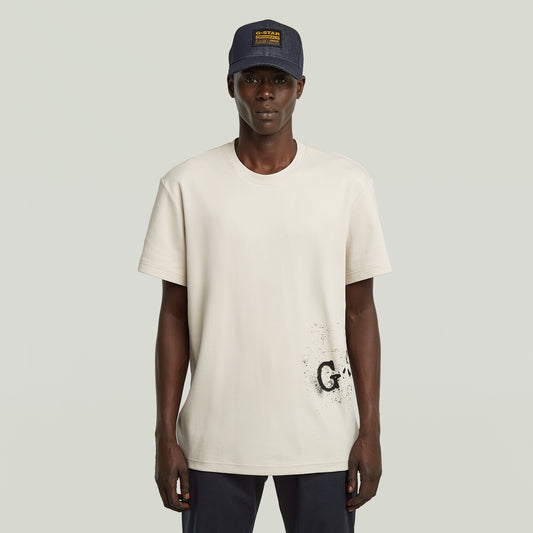 Vorderansicht des G-Star Raw Sprayed T-Shirt - Whitebait mit dezentem Spray-Print-Design und lockerem Schnitt.