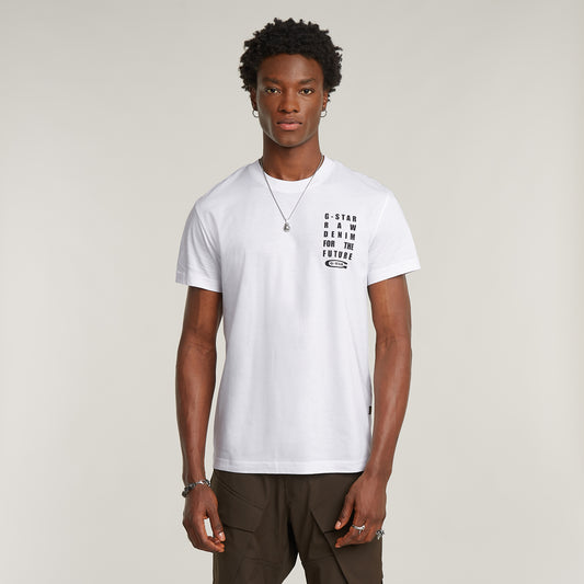 G-Star Text Chest T-Shirt White – Vorderansicht mit grafischem Brustprint und Rundhalsausschnitt.