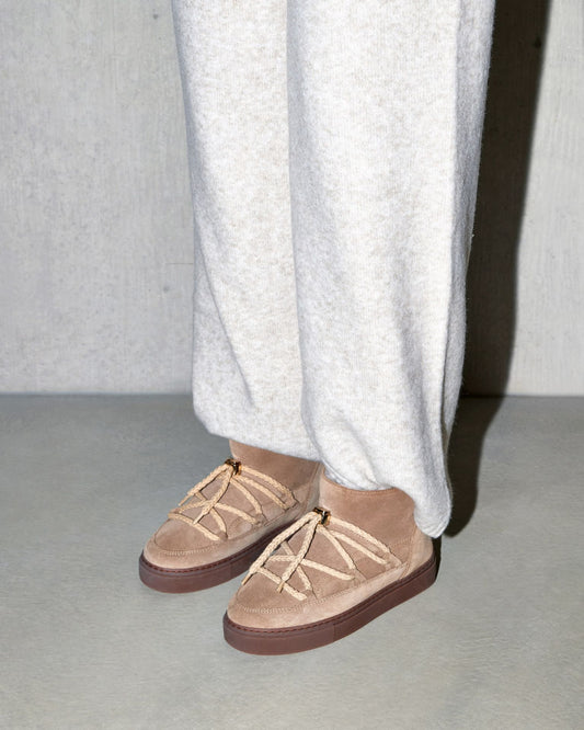 Inuikii Classic Low Beige – Frontansicht mit markanter Kreuzschnürung und hochwertiger Sohle