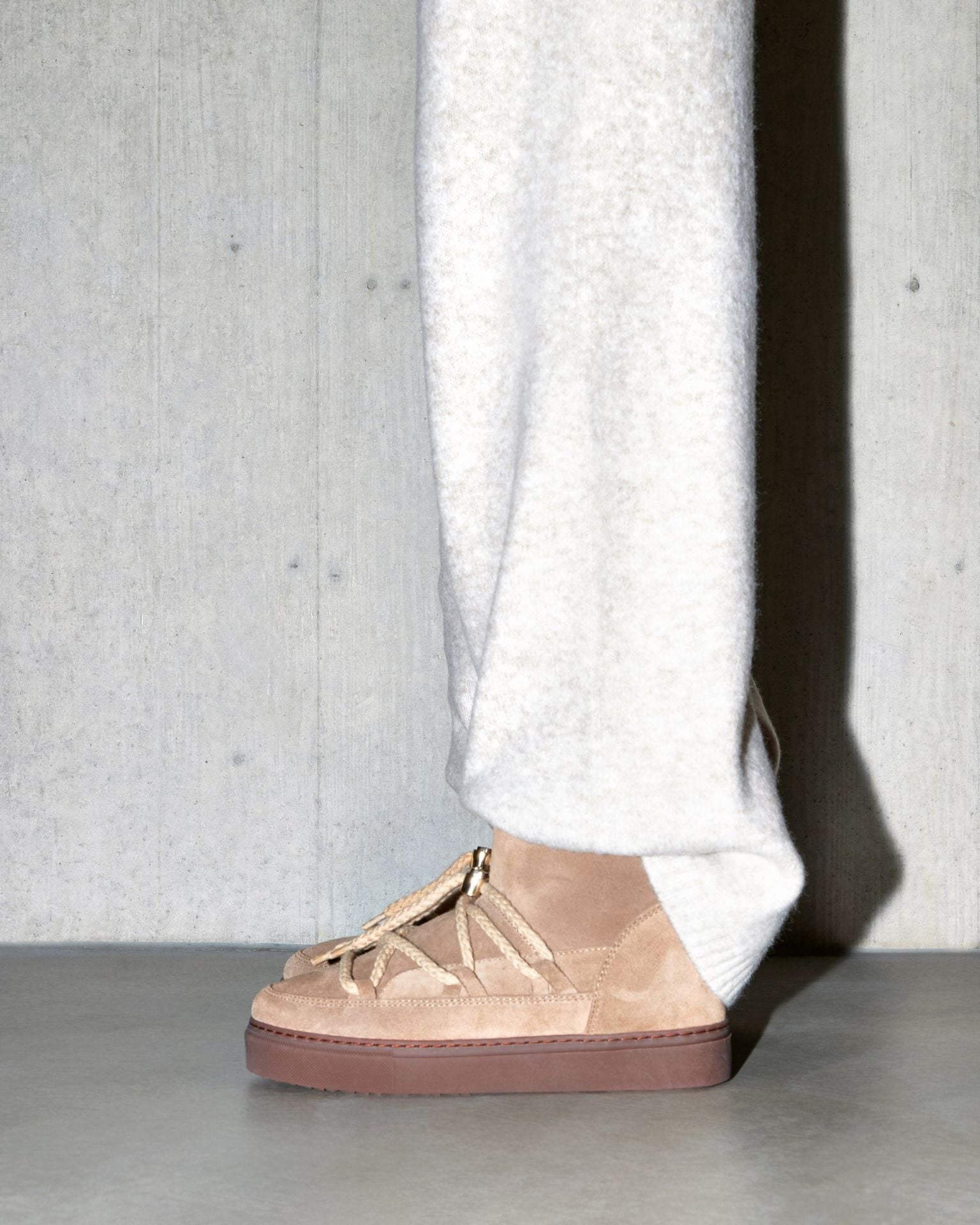 Inuikii Classic Low Beige – Seitenansicht des beigen Winter-Sneakers mit geflochtenen Schnürsenkeln