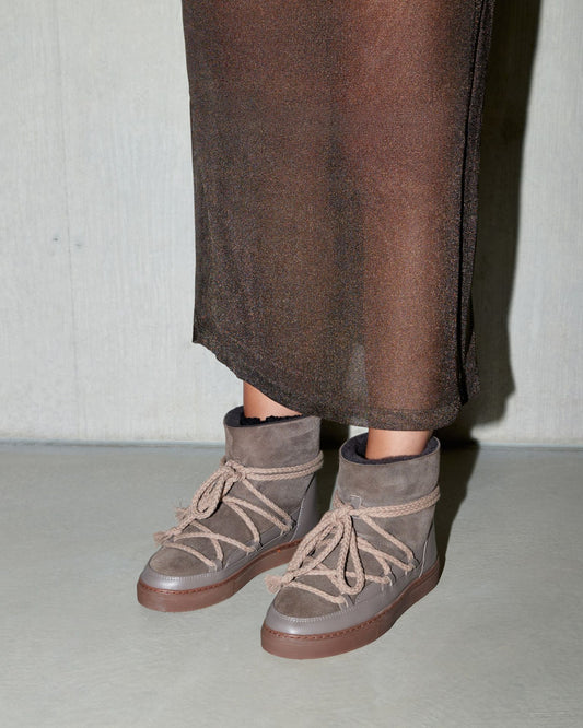 Inuikii Classic Taupe – Stylische Vorderansicht des warm gefütterten Winterboots mit markanter Schnürung