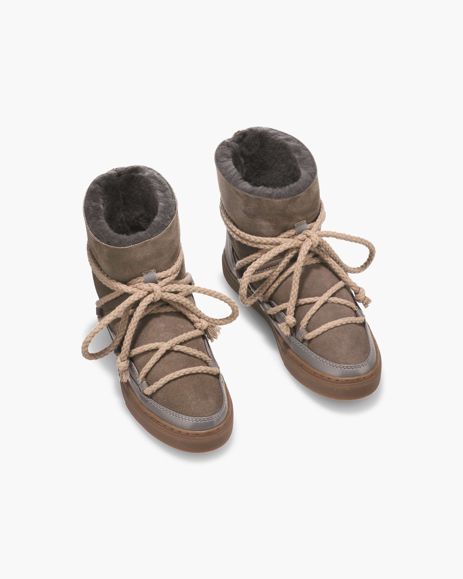 Inuikii Classic Taupe Winterboots – Ansicht von oben zeigt das weiche Innenfutter und die charakteristische Schnürung.