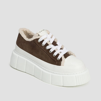Inuikii Matilda Curly Dark Brown – stylischer Sneaker mit weißer Plateausohle, braunem Wildleder und kuscheligem Shearling-Futter, Vorderansicht.
