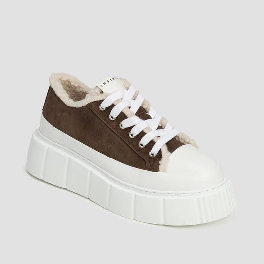 Inuikii Matilda Curly Dark Brown – stylischer Sneaker mit weißer Plateausohle, braunem Wildleder und kuscheligem Shearling-Futter, Vorderansicht.