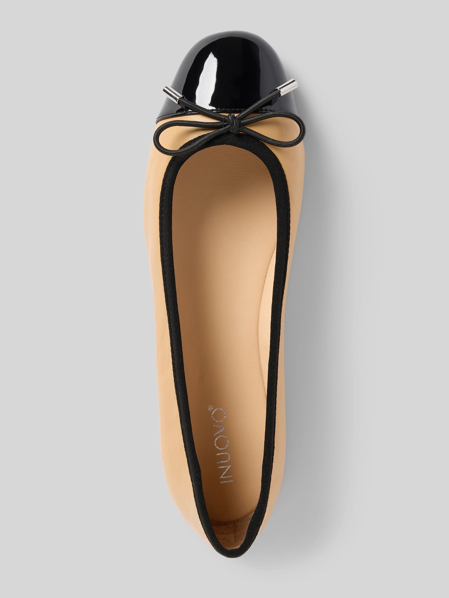 Detailaufnahme der INUOVO Ballerina Black Latte – edler Mix aus beigem Glattleder und schwarzem Lackleder an der Spitze.