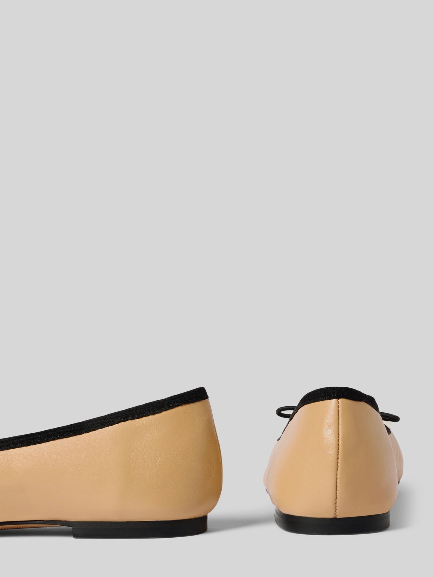 Rückansicht der INUOVO Ballerina Black Latte – weiches Leder in Beige-Ton mit schwarzem Akzent für einen eleganten Look.