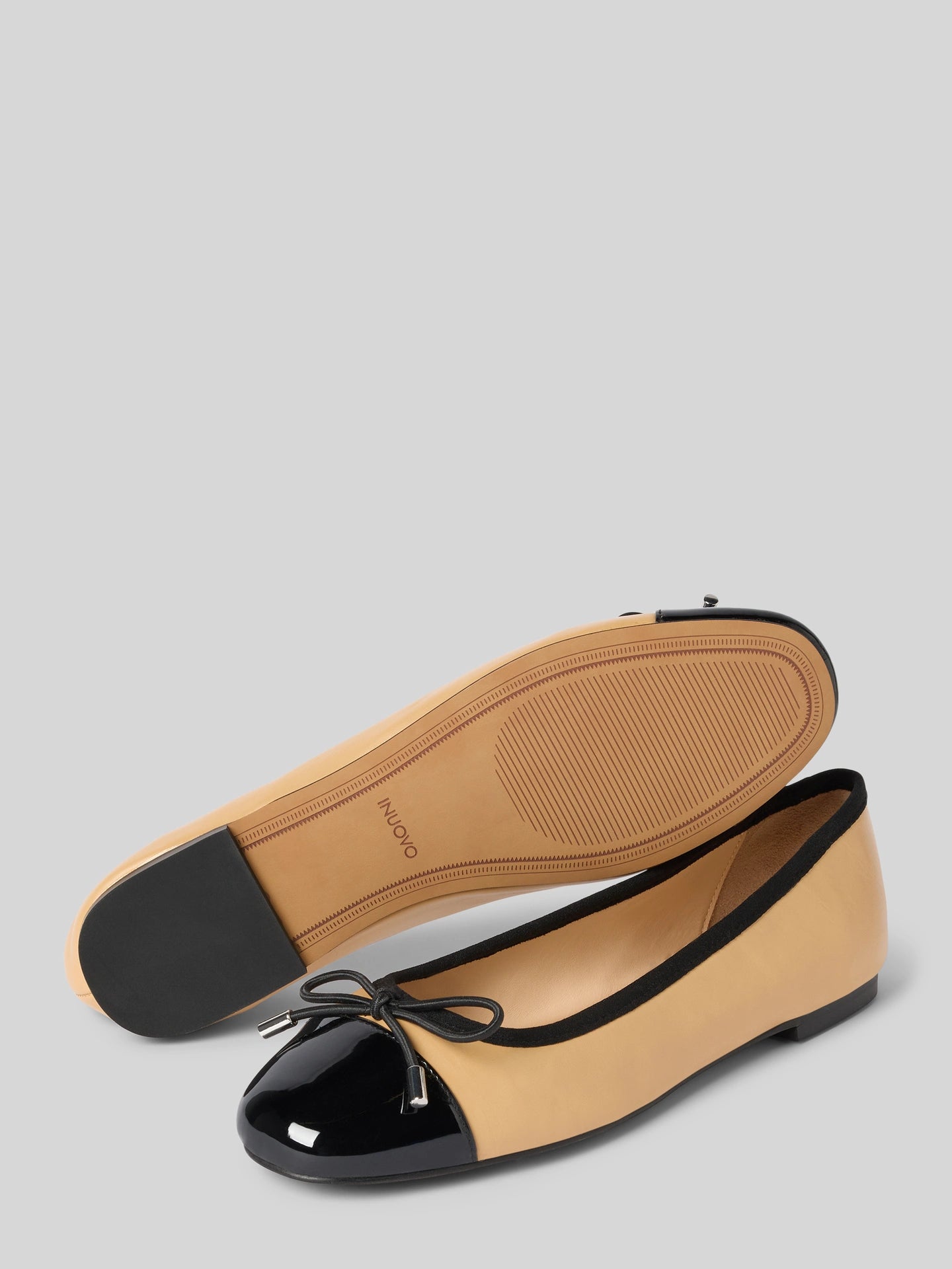 Elegante INUOVO Ballerina in Black Latte – Seitenansicht zeigt den feinen Leder-Mix und die kontrastreiche schwarze Kappe.