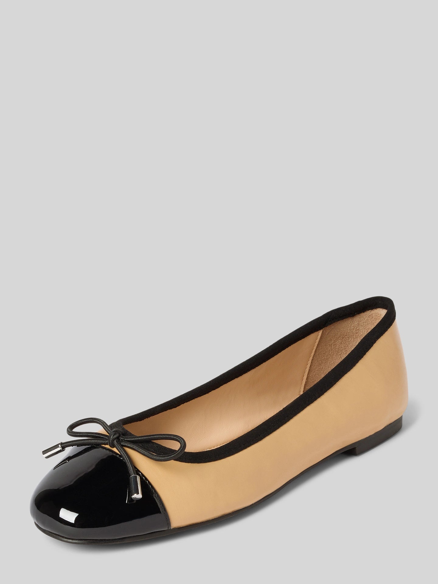 Vorderansicht der INUOVO Ballerina Black Latte – zeigt die glänzende schwarze Lackkappe mit Schleifendetail.