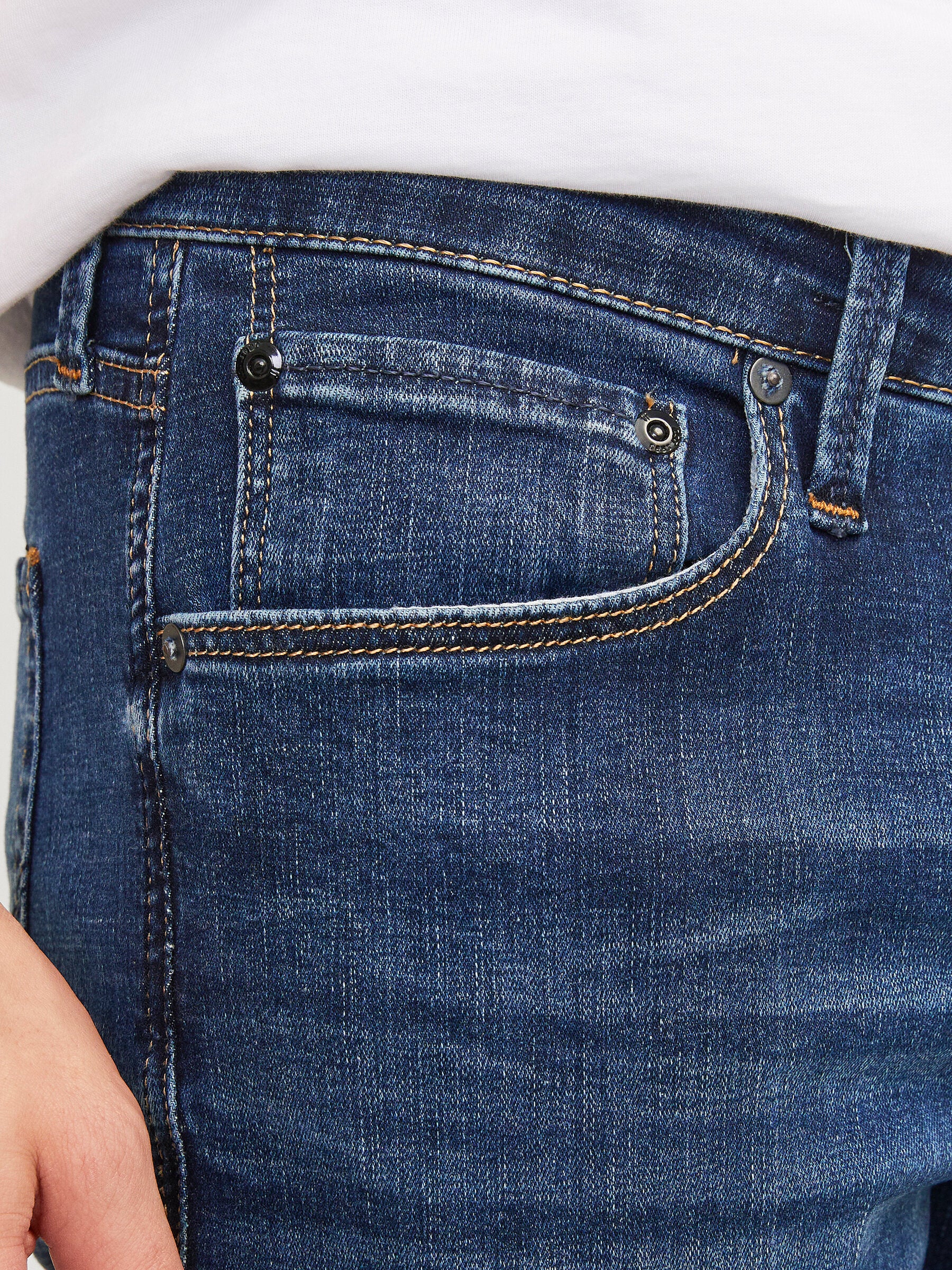 Nahaufnahme der vorderen Tasche der Jack & Jones Glenn Slim Blue Denim Jeans in Blau mit detaillierter Verarbeitung.