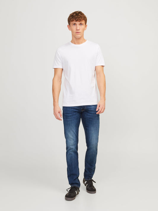 Frontale Ansicht eines Models in der Jack & Jones Glenn Slim Blue Denim Jeans in Blau, kombiniert mit einem weißen T-Shirt.