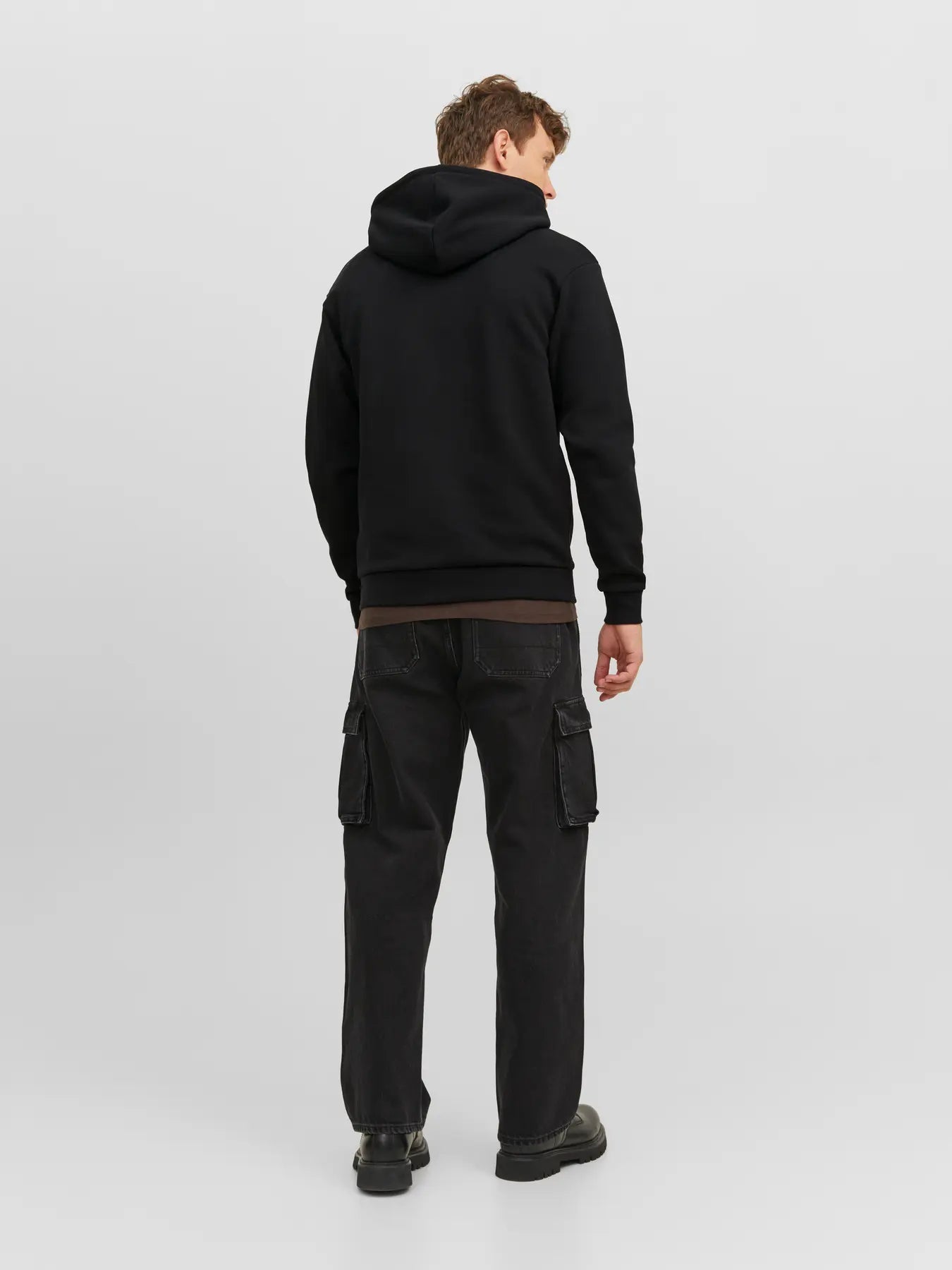 Rückansicht des Jack&Jones Bradley Sweat Zip Hood Black, zeigt die Passform und die Kapuze des schwarzen Hoodies.