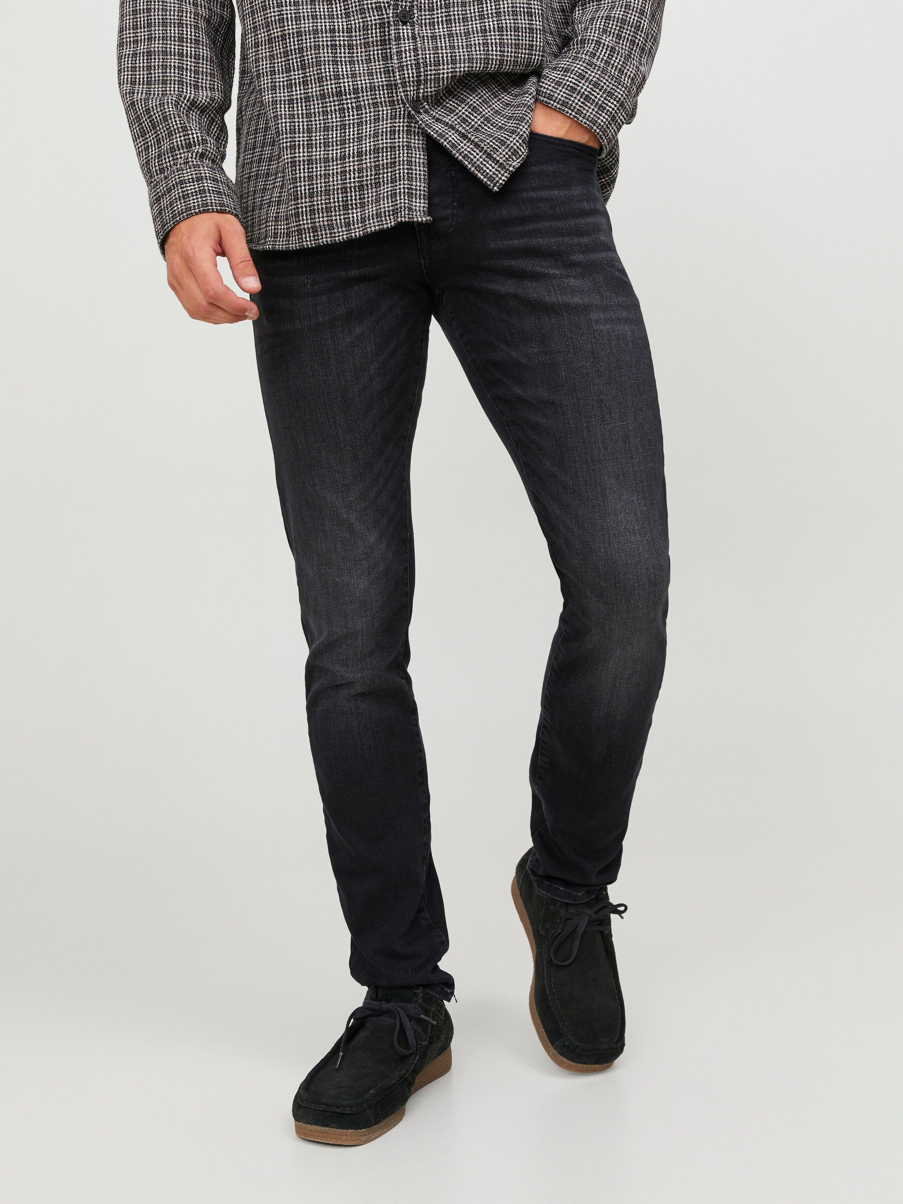 Vorderansicht der Jack & Jones Glenn Slim Black Denim, getragen von einem Model mit schwarzen Schuhen.