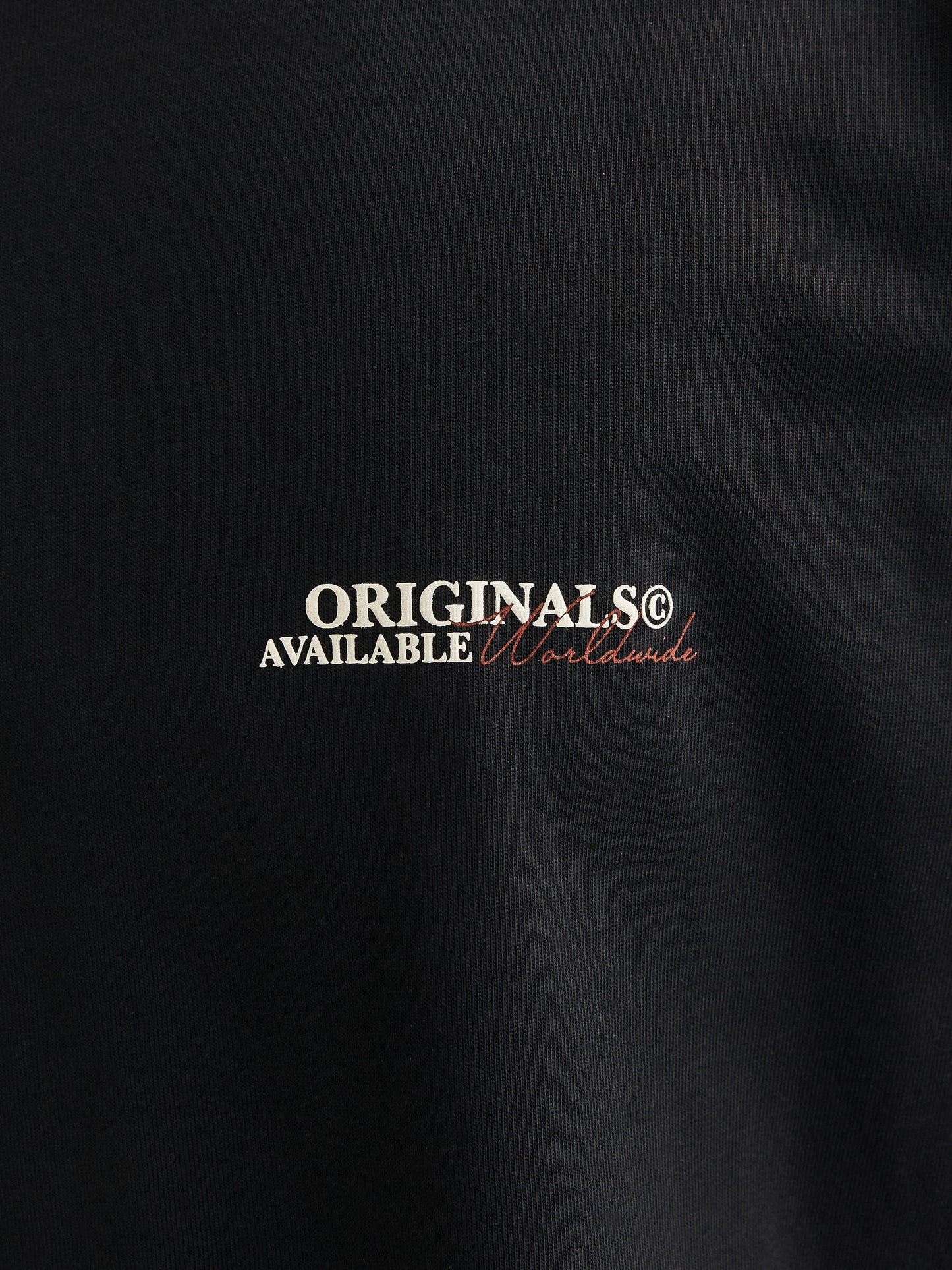 Nahaufnahme des Jack&Jones Rislington T-Shirts in Schwarz mit minimalistischer Brustgrafik.