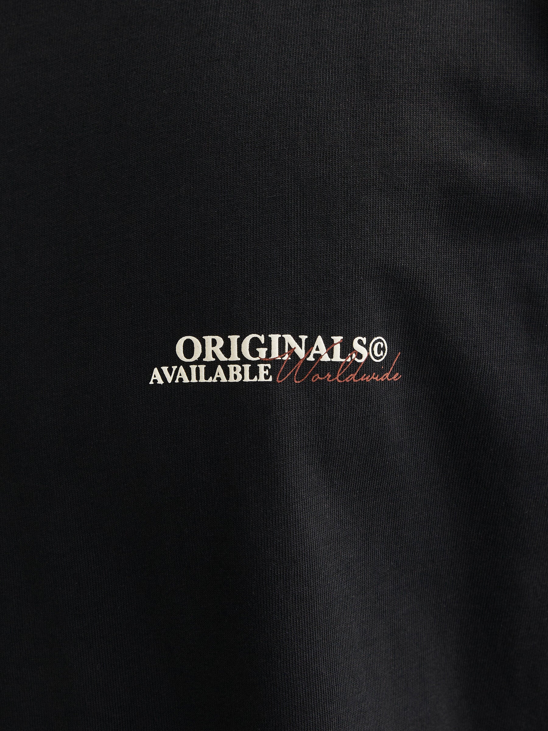 Nahaufnahme des Jack&Jones Rislington T-Shirts in Schwarz mit minimalistischer Brustgrafik.
