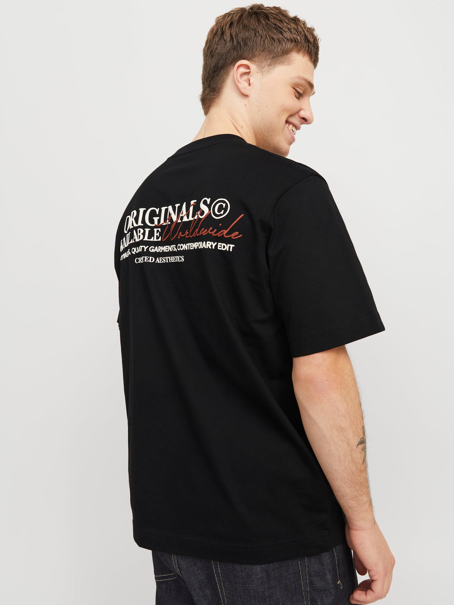 Rückansicht des Jack&Jones Rislington T-Shirts in Schwarz, getragen von einem Model. Die auffällige Grafik auf dem Rücken hebt sich kontrastreich ab.