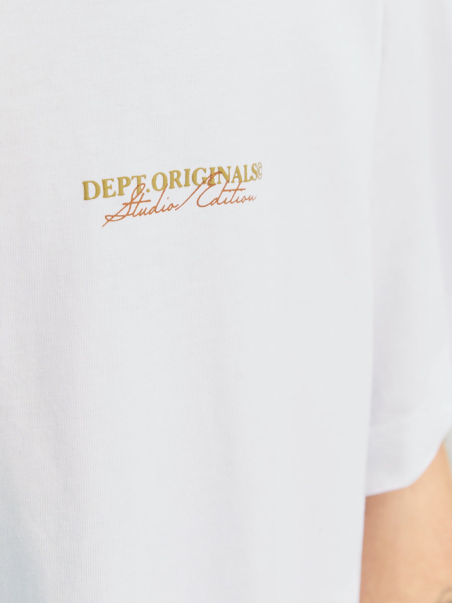 Detailaufnahme des Brustlogos vom Jack&Jones Rislington T-Shirt in Bright White.