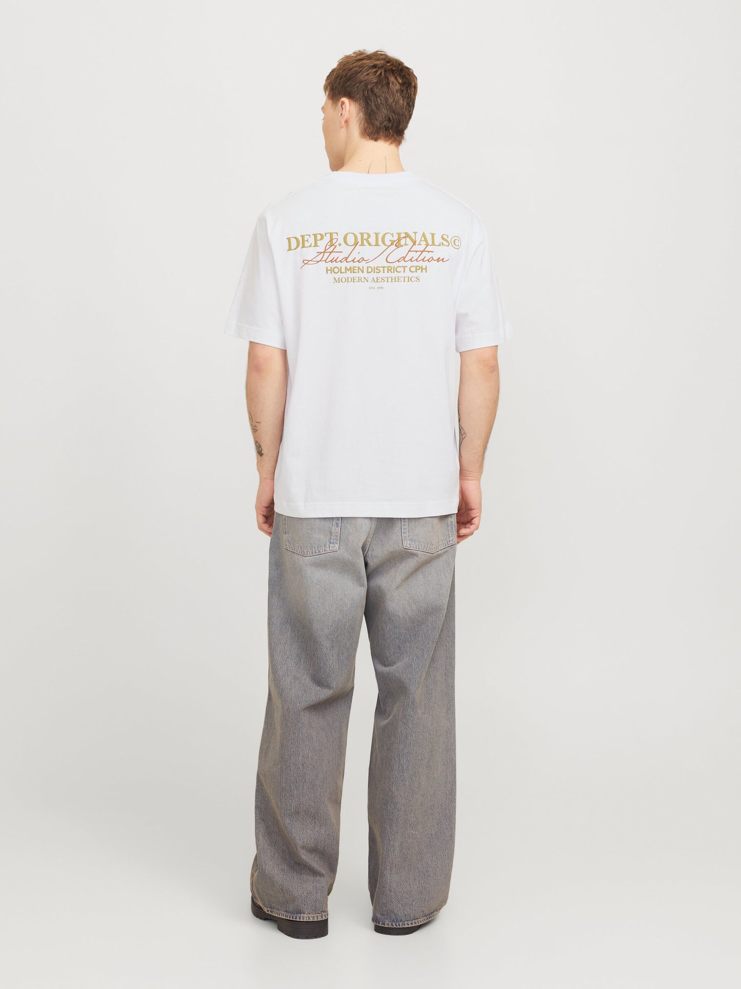 Rückansicht des Jack&Jones Rislington T-Shirts in Bright White, kombiniert mit Jeans.