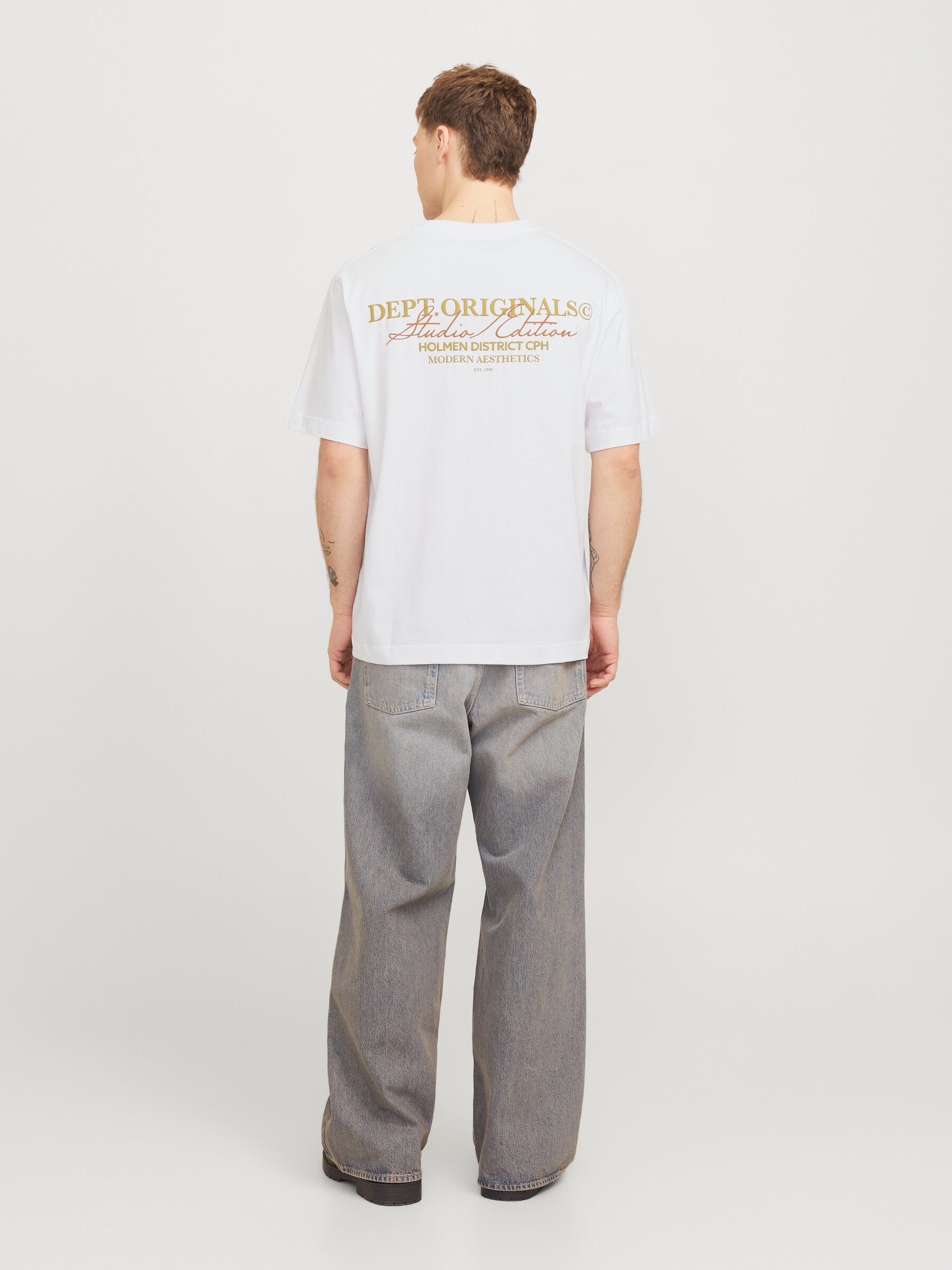 Rückansicht des Jack&Jones Rislington T-Shirts in Bright White, kombiniert mit Jeans.