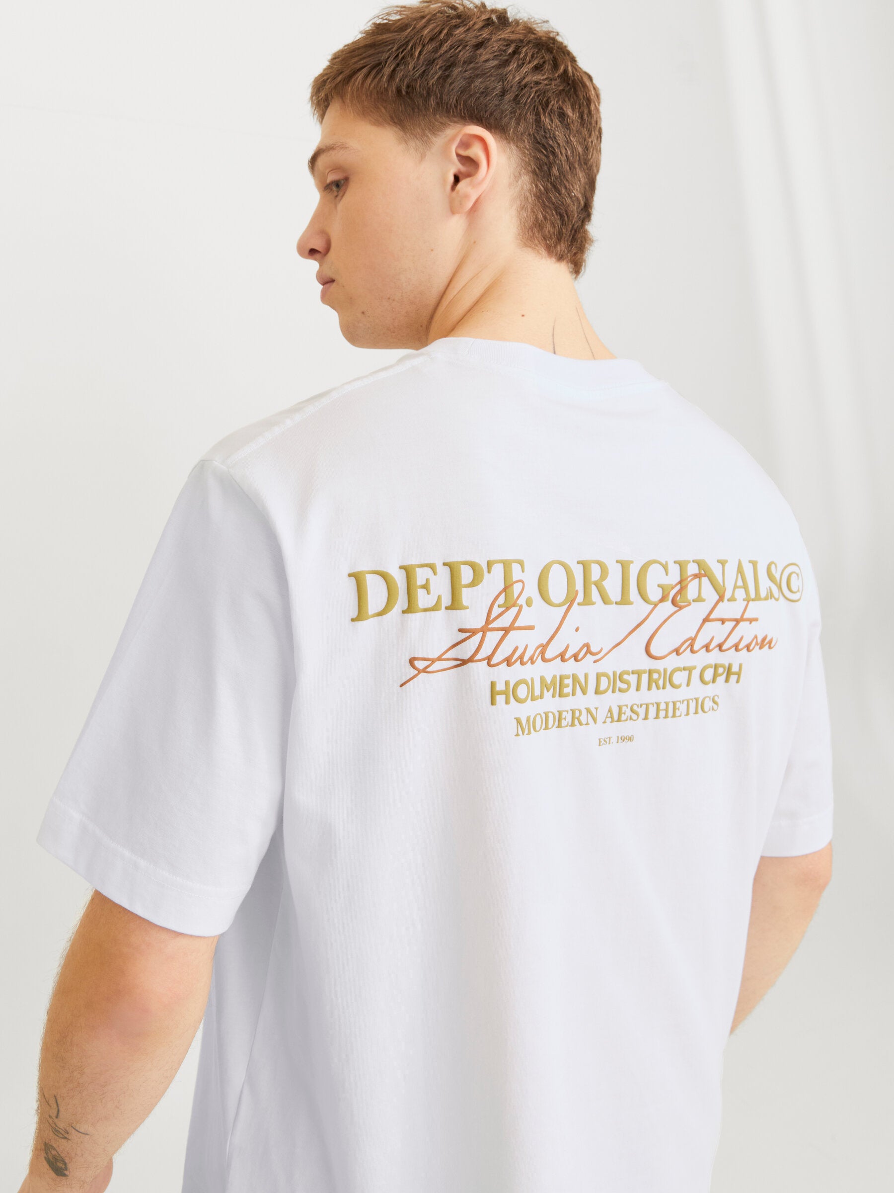 Rückansicht des Jack&Jones Rislington T-Shirts in Bright White mit großem Schriftzug-Print.