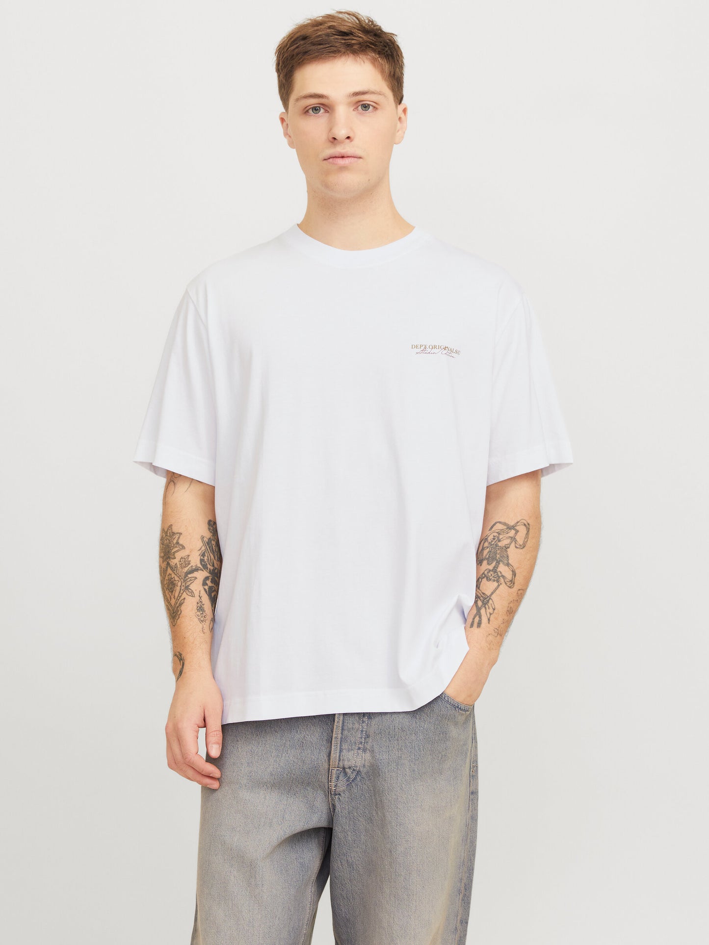 Vorderansicht des Jack&Jones Rislington T-Shirts in Bright White mit minimalistischem Design.