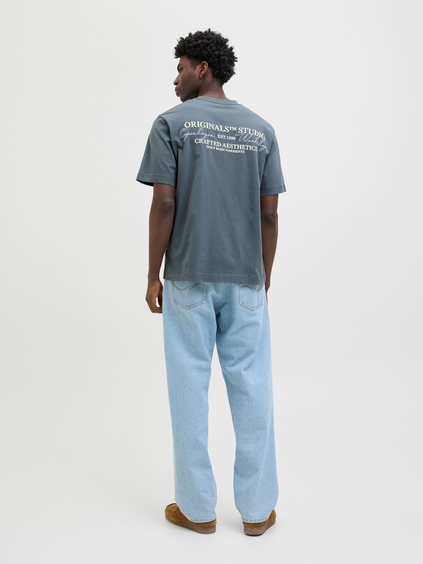 Komplette Rückansicht des Jack&Jones Rislington T-Shirts in Stormy Weather, kombiniert mit lässiger Jeans.
