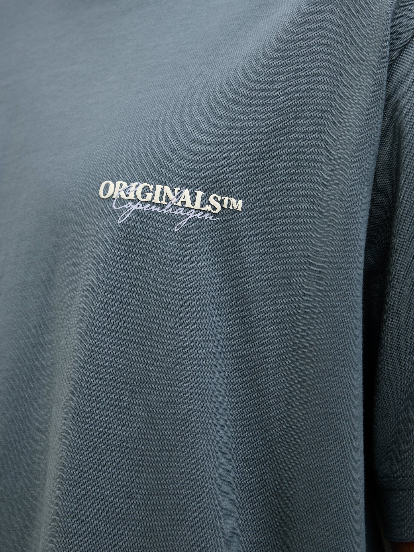Nahaufnahme des Jack&Jones Rislington T-Shirts in Stormy Weather mit dezentem ORIGINALS-Logo auf der Brust.
