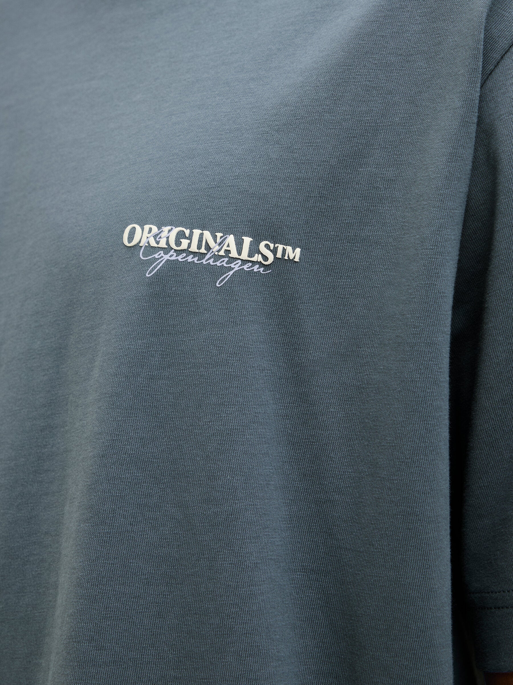 Nahaufnahme des Jack&Jones Rislington T-Shirts in Stormy Weather mit dezentem ORIGINALS-Logo auf der Brust.