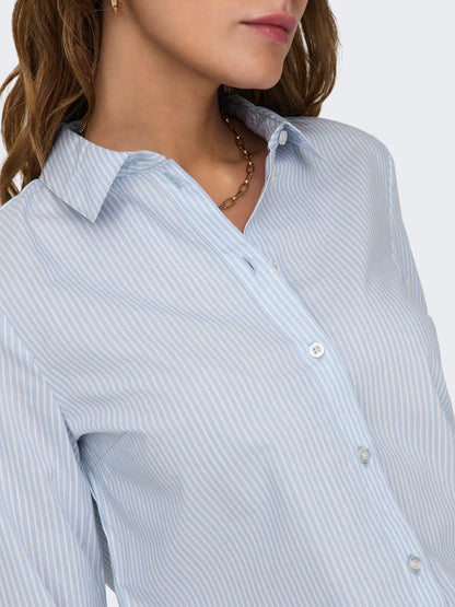 Nahaufnahme vom Kragen und Streifenmuster des JDY Mio Shirt - Cashmere Blue