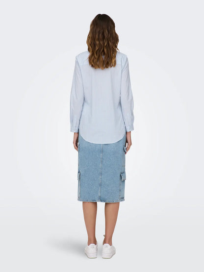 Rückansicht des JDY Mio Shirt - Cashmere Blue mit lockerem Schnitt und langen Ärmeln