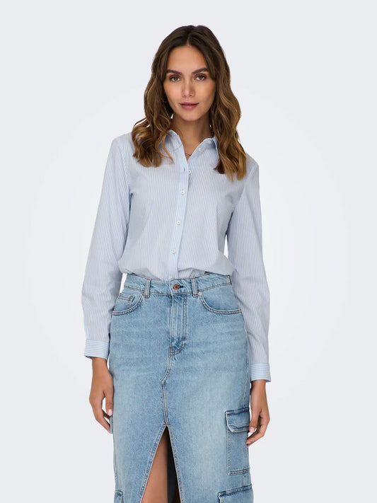 JDY Mio Shirt - Cashmere Blue in Vorderansicht getragen von einem Model mit Jeansrock
