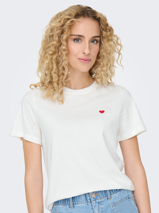 Vorderansicht des JDY Pisa Tops in der Farbe Cloud Dancer Bittersweet. Das klassische weiße T-Shirt mit Rundhalsausschnitt und kurzem Ärmel ist ein vielseitiges Basic mit liebevollem Detail.