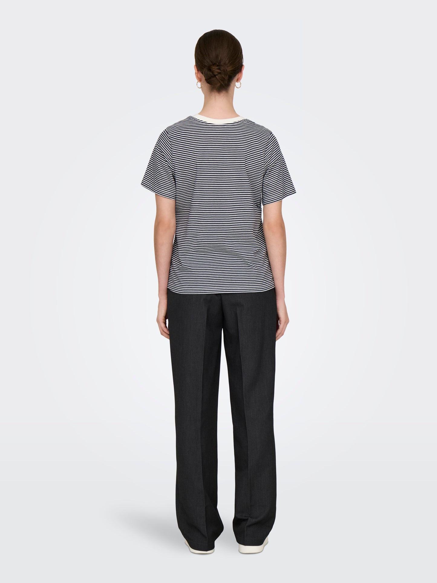 Rückansicht des JDY Pisa Tops in der Farbe Cloud Dancer Sky Captain Stripes. Das T-Shirt zeigt eine lockere Passform und feine Streifen für einen lässigen Look.