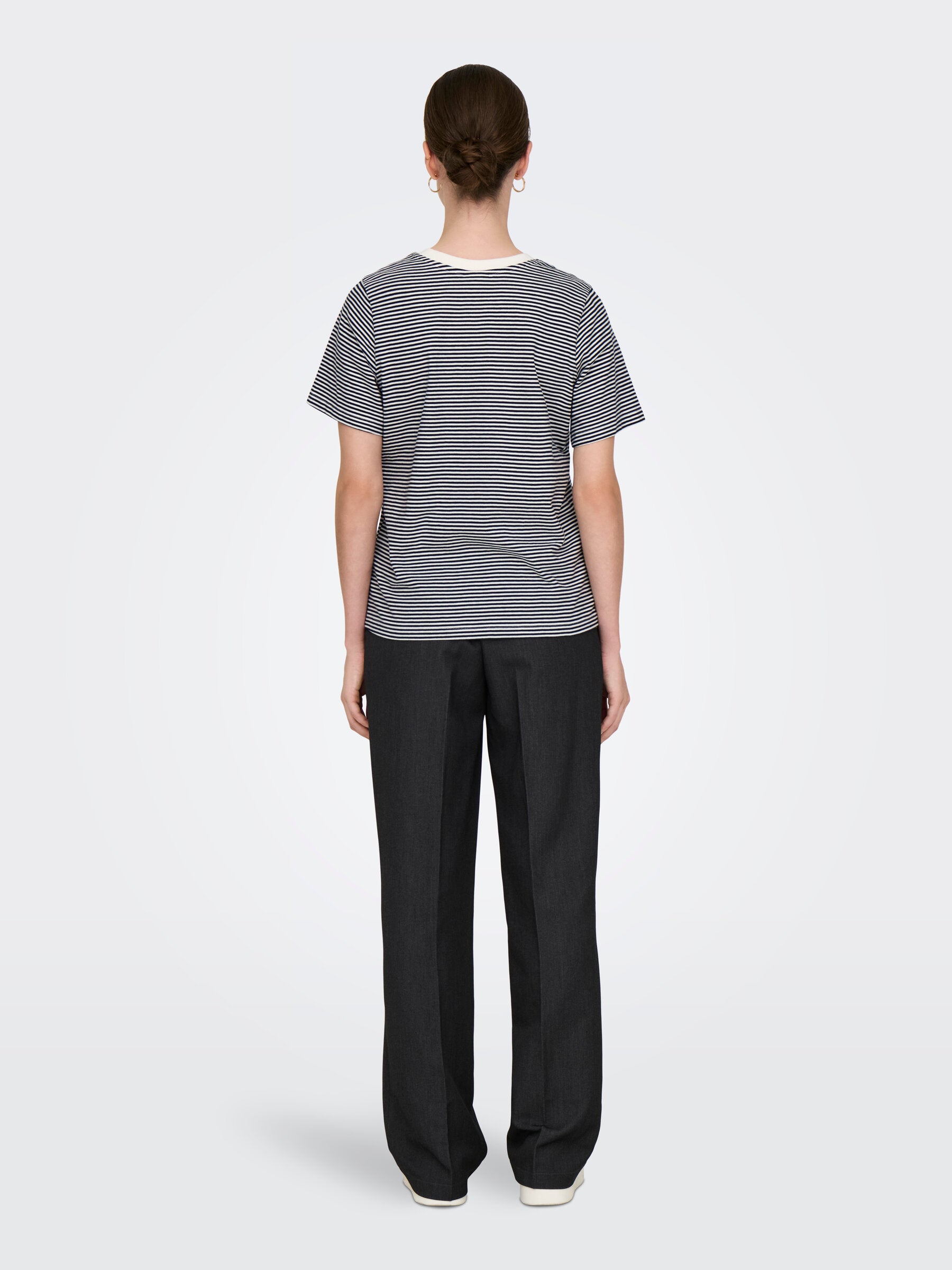 Rückansicht des JDY Pisa Tops in der Farbe Cloud Dancer Sky Captain Stripes. Das T-Shirt zeigt eine lockere Passform und feine Streifen für einen lässigen Look.