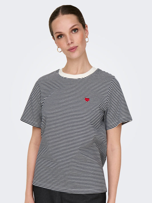 Vorderansicht des JDY Pisa Tops in der Farbe Cloud Dancer Sky Captain Stripes. Das zeitlose Streifenmuster und die bequeme Passform machen dieses T-Shirt zum vielseitigen Alltags-Basic.