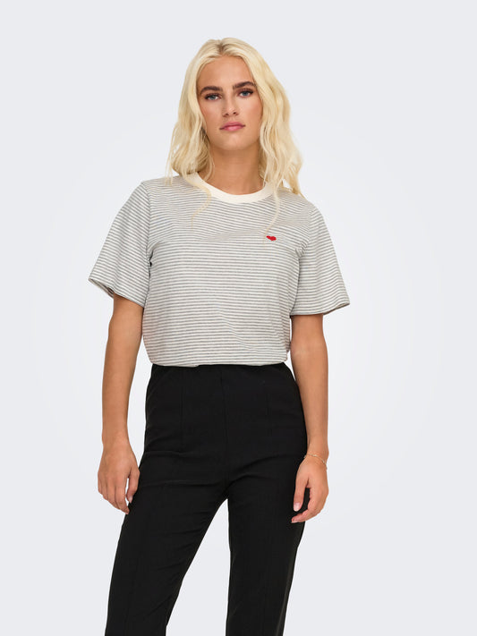 Vorderansicht des JDY Pisa Tops in der Farbe Cloud Dancer Stripes. Das bequeme T-Shirt mit Rundhalsausschnitt und kurzen Ärmeln kombiniert zeitloses Design mit verspielten Details.