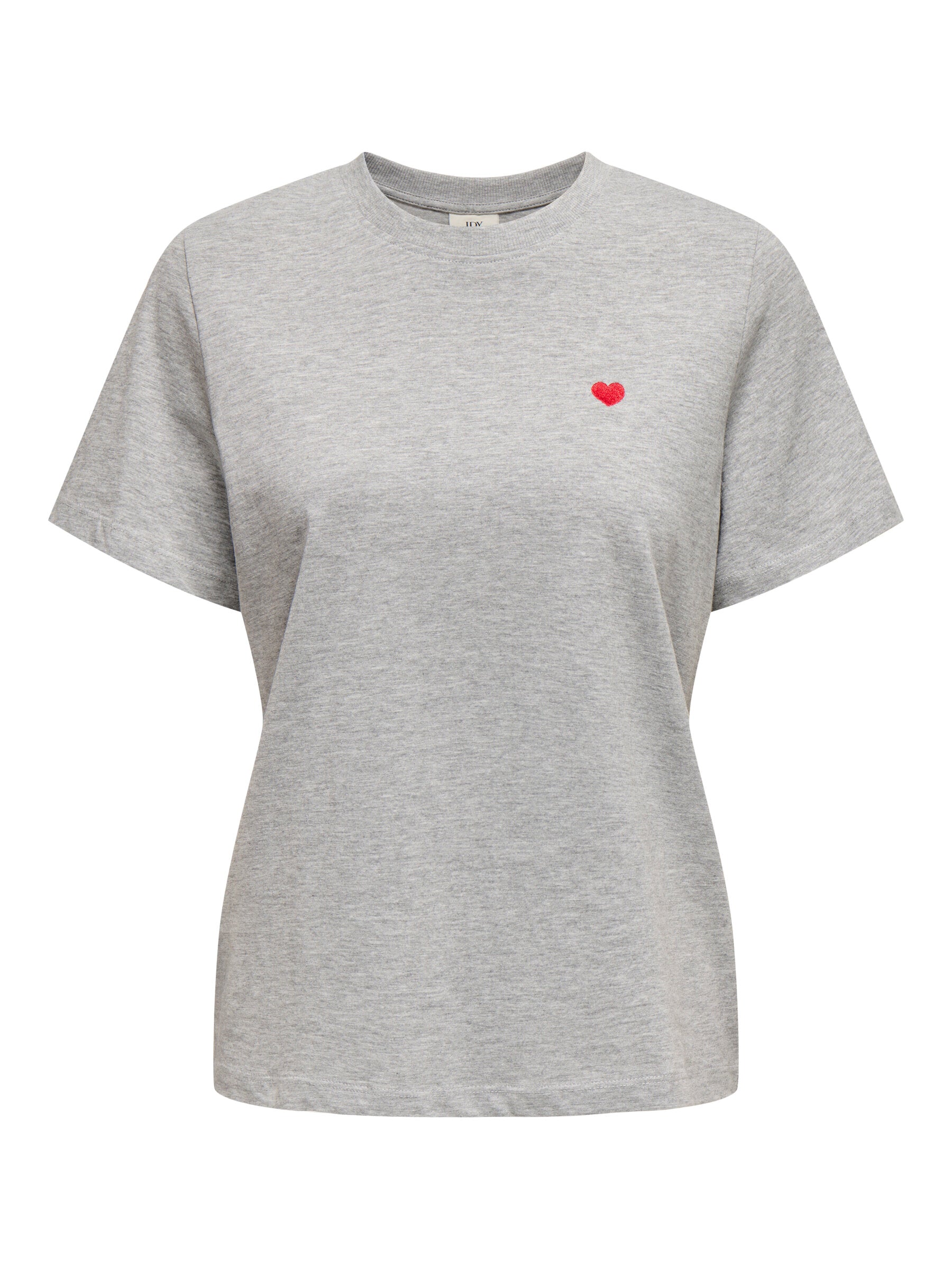 Vorderansicht des JDY Pisa Tops in der Farbe Light Grey Melange Bittersweet mit rotem Herz-Detail auf der Brust. Ein stilvolles und bequemes Basic für vielseitige Outfits.