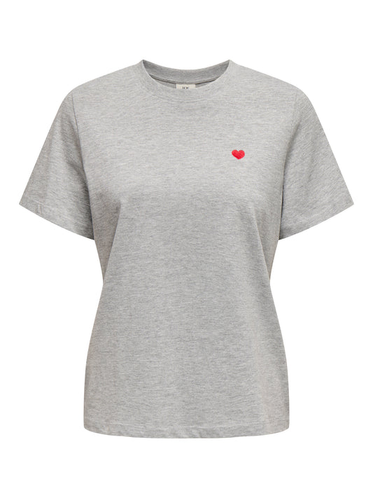 Vorderansicht des JDY Pisa Tops in der Farbe Light Grey Melange Bittersweet mit rotem Herz-Detail auf der Brust. Ein stilvolles und bequemes Basic für vielseitige Outfits.
