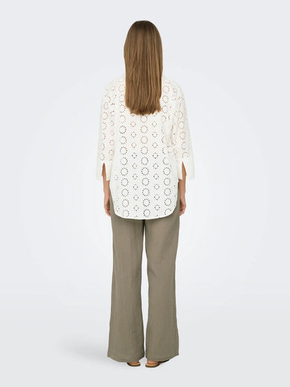 JDY Tallie 3/4 Long Shirt - Cloud Dancer, Rückansicht mit durchgehendem Lochmuster und 3/4 Ärmeln