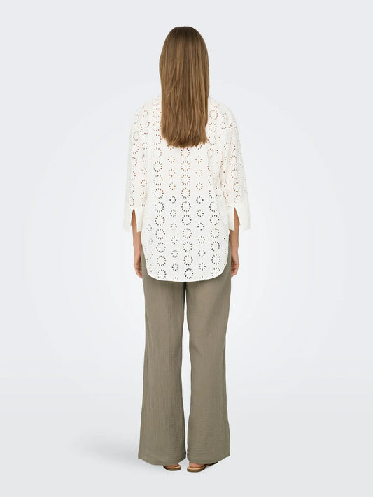 JDY Tallie 3/4 Long Shirt - Cloud Dancer, Rückansicht mit durchgehendem Lochmuster und 3/4 Ärmeln