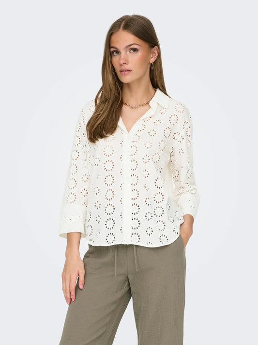 JDY Tallie 3/4 Long Shirt - Cloud Dancer in Weiß, Vorderansicht mit Lochstickerei und Kragen