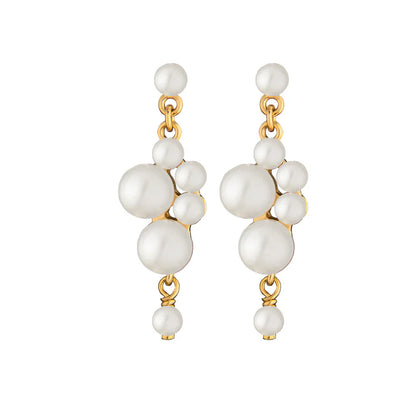 Elegante Jeberg Jewellery Cordelia Pearl Romance Ohrringe mit Perlen und zarter Goldfassung – ein Must-have für stilvolle Anlässe.