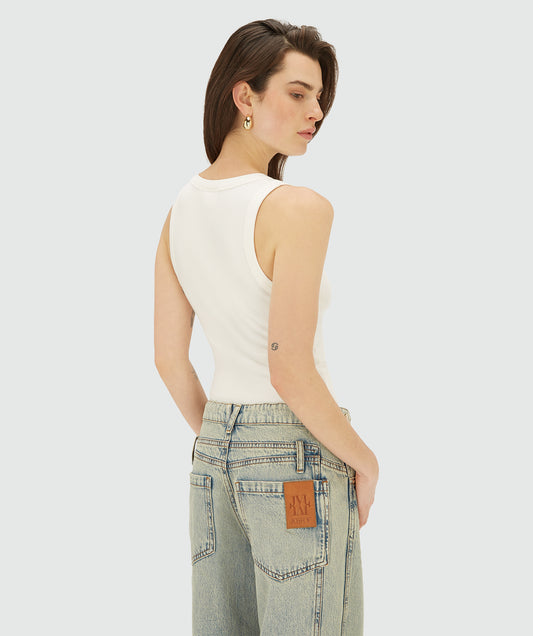 Rückenansicht des ärmellosen Tops Josh V Dieda – Off White mit figurbetonter Passform und cleanem Design, kombiniert mit hellblauer Jeans